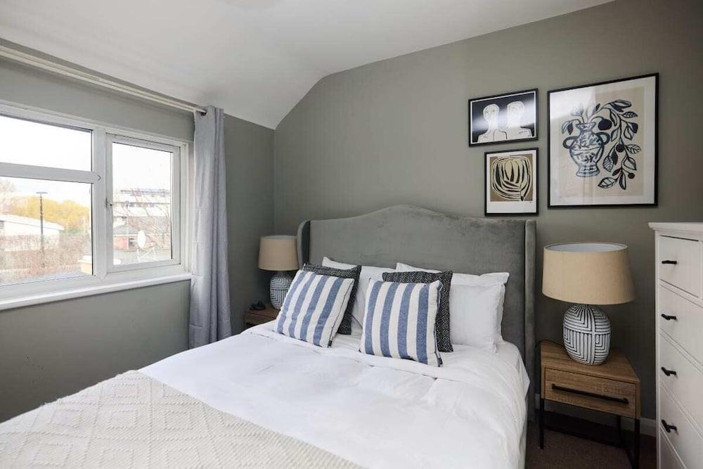 The Dagenham Park Place - Dazzling 3bdr House With Garden - Tap to explore photos