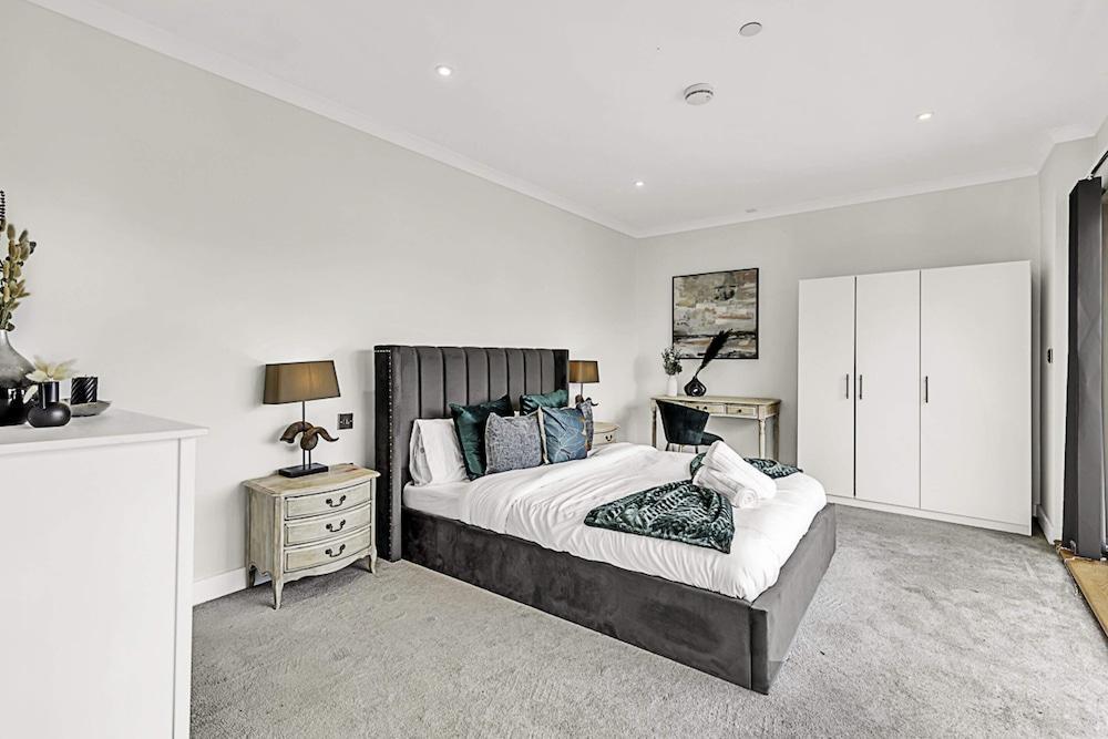 Beautiful Abode In Brentford - Tap to explore photos