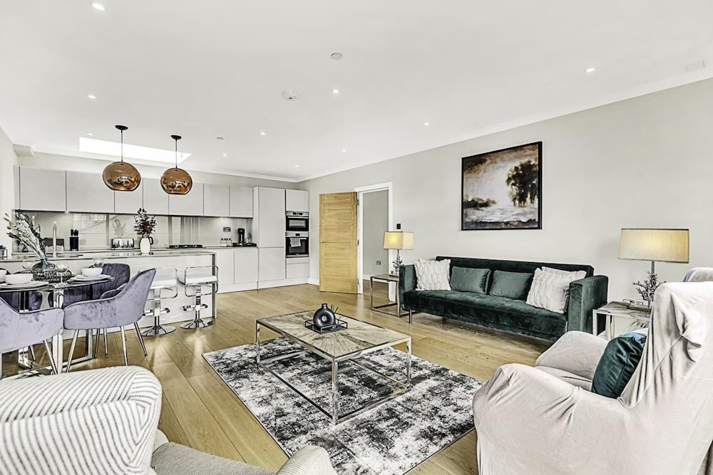 Beautiful Abode In Brentford - Tap to explore photos