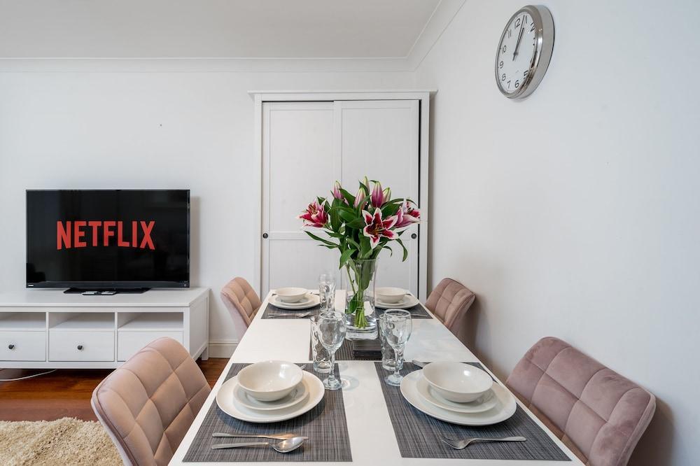 Deluxe 2Bed Duplex Apartment & parking - Tap to explore photos