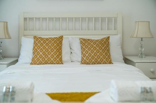 Deluxe 2Bed Duplex Apartment & parking - Tap to explore photos
