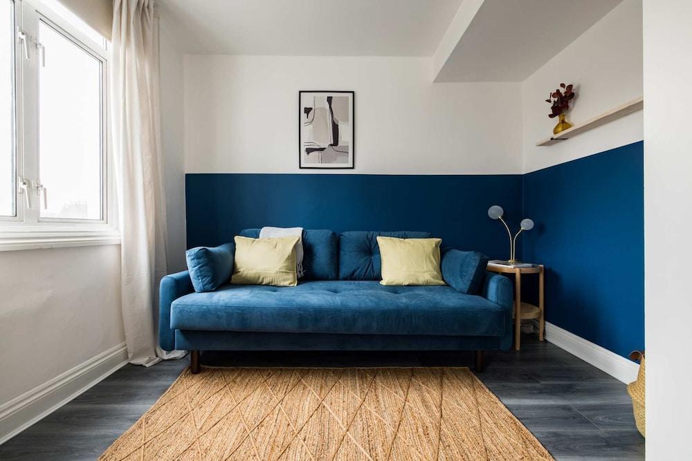 Stylish 2 Bedroom Apartment - Shepherd s Bush - Tap to explore photos