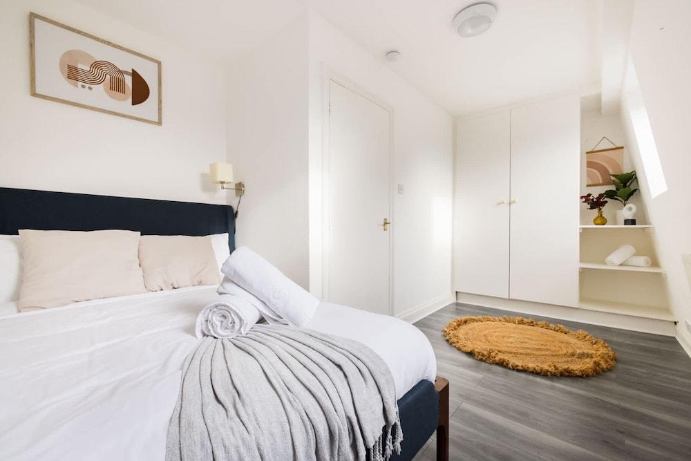 Stylish 2 Bedroom Apartment - Shepherd s Bush - Tap to explore photos
