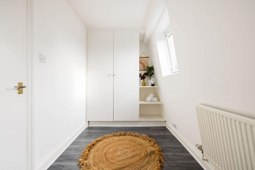 Stylish 2 Bedroom Apartment - Shepherd s Bush - Tap to explore photos