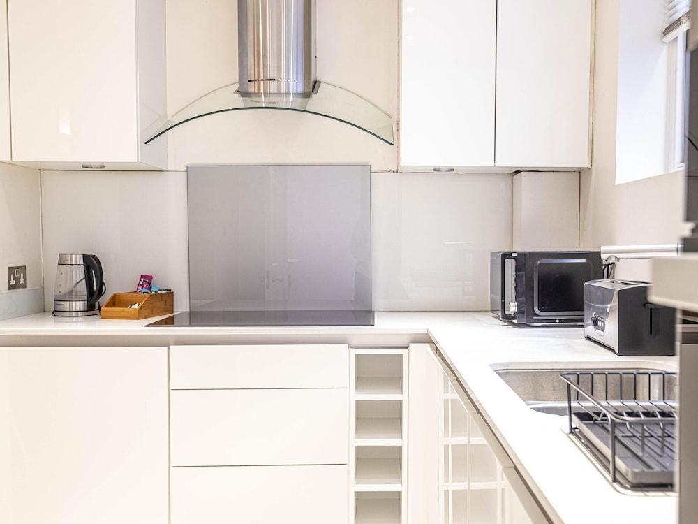 Liverpool St Three Bedroom Home Near Tube Station - Tap to explore photos