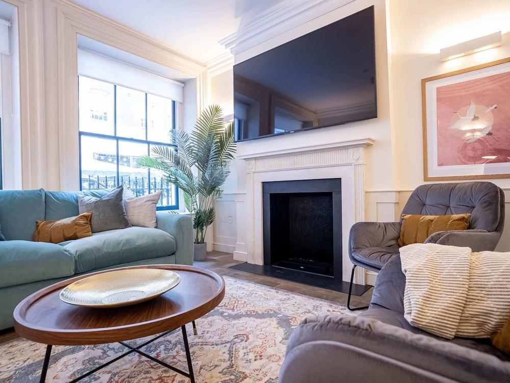 Liverpool St Three Bedroom Home Near Tube Station - Tap to explore photos
