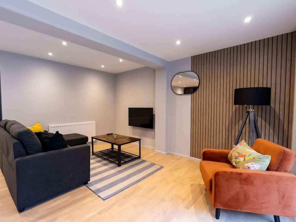 Broadway Market Beauty Three-bedroom by Sojo Stay - Tap to explore photos