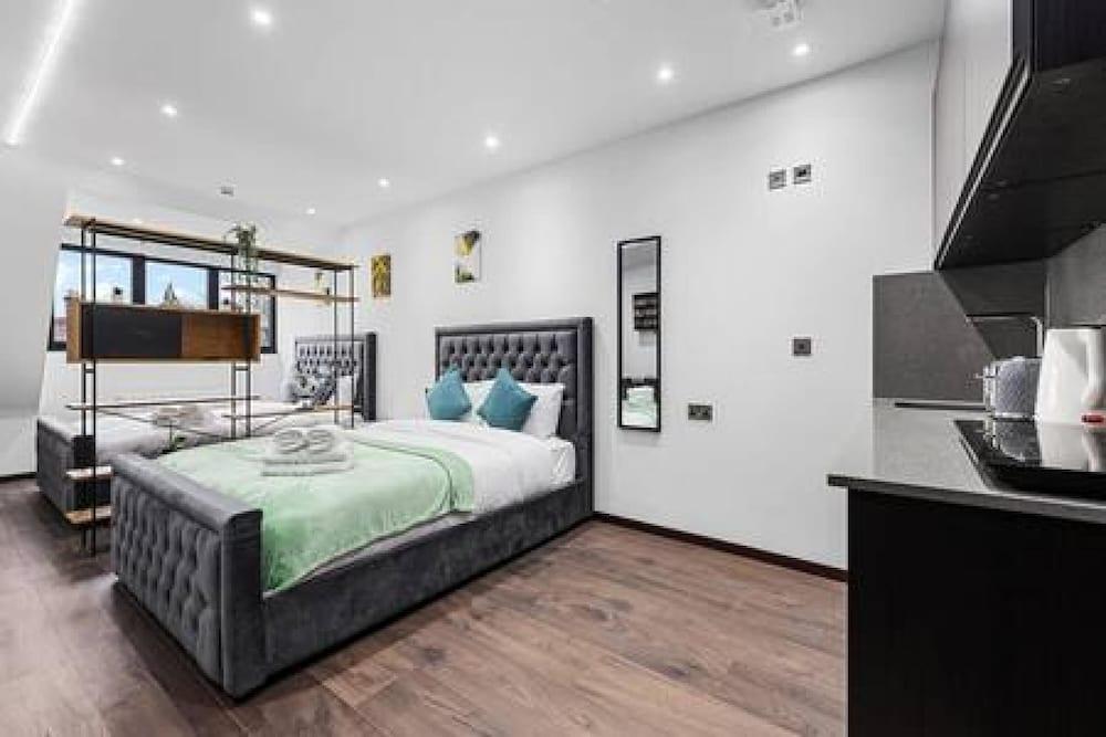 Modern Spacious Suite Sleeps 4 in Central London