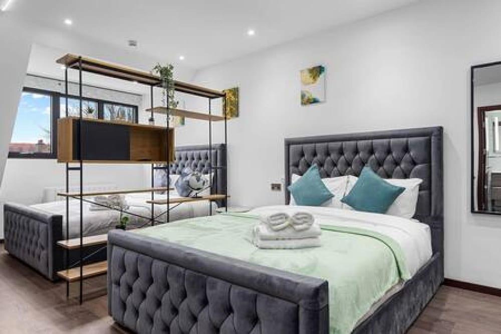 Modern Spacious Suite Sleeps 4 in Central London - Tap to explore photos