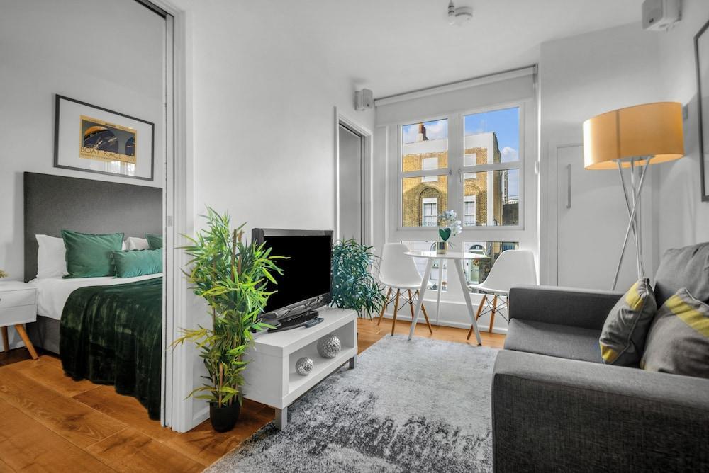Classic One Bedroom Apartment in Camden - Tap to explore photos