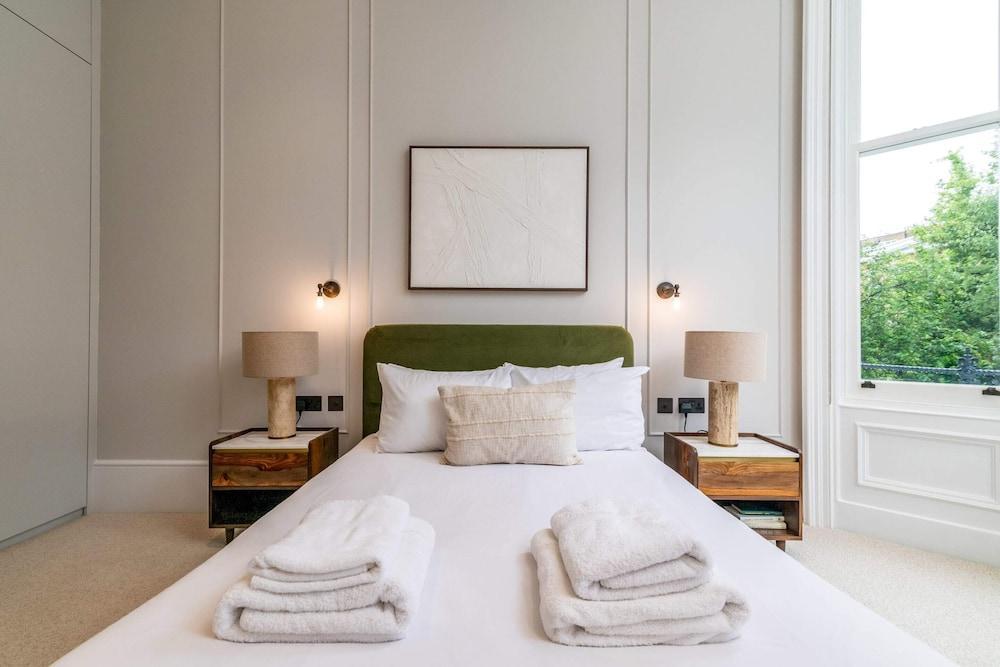 Modern Apartment Near Central London - Tap to explore photos