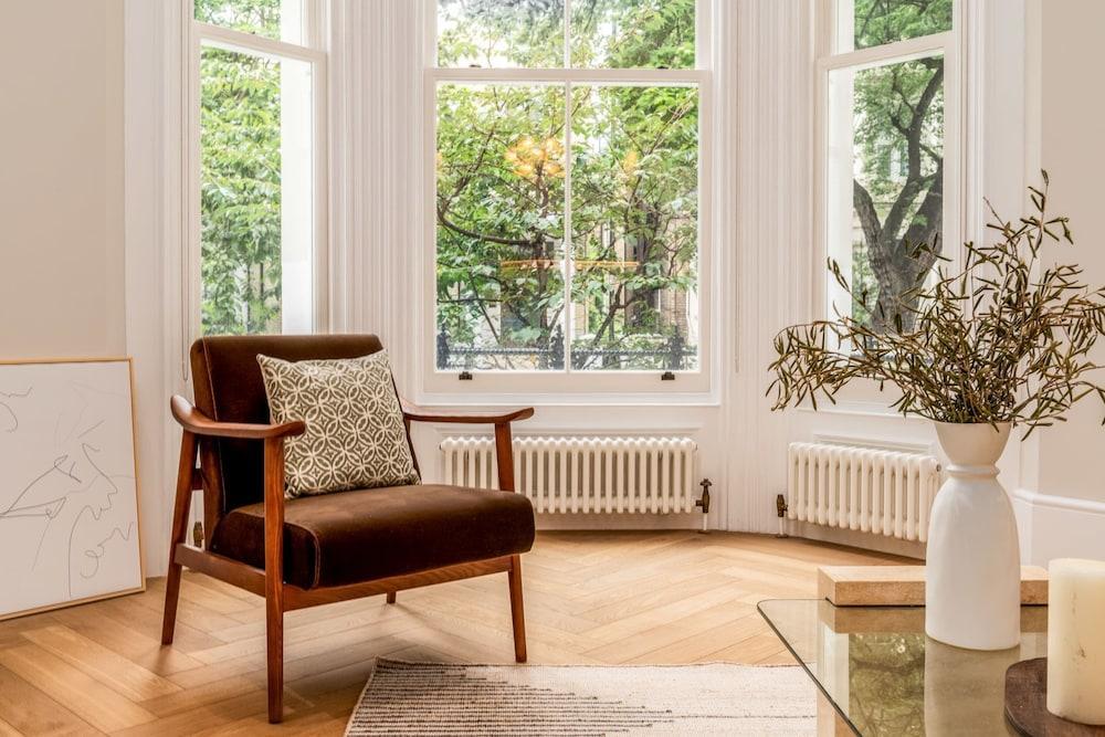 Modern Apartment Near Central London - Tap to explore photos