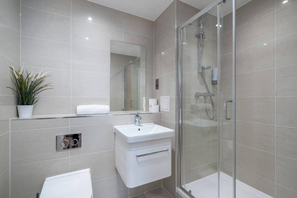 Skyvillion-apartments Near River Thames Excel & O2 Woolwich - Tap to explore photos