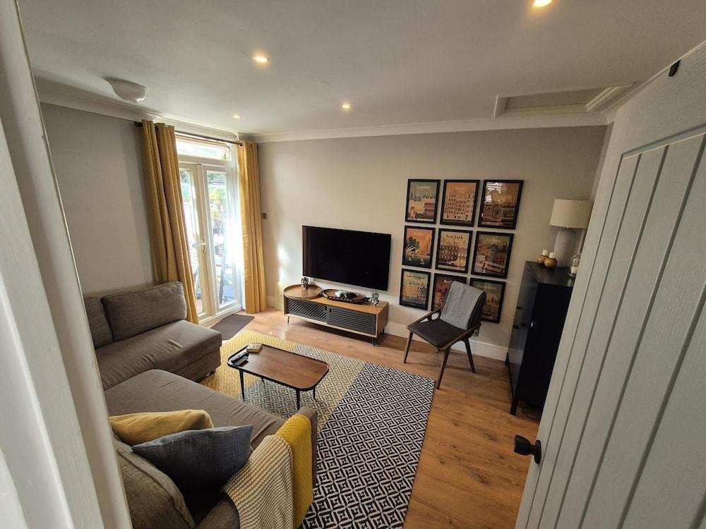 Charming London 2 bed Apartment, Kennington/oval - Tap to explore photos