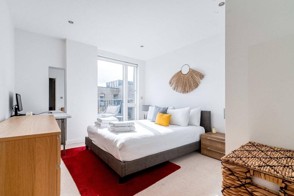 Modern Bermondsey Apartment - Tap to explore photos