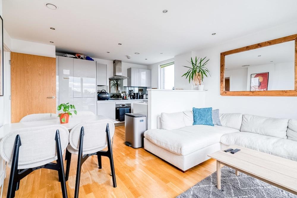 Modern Bermondsey Apartment - Tap to explore photos