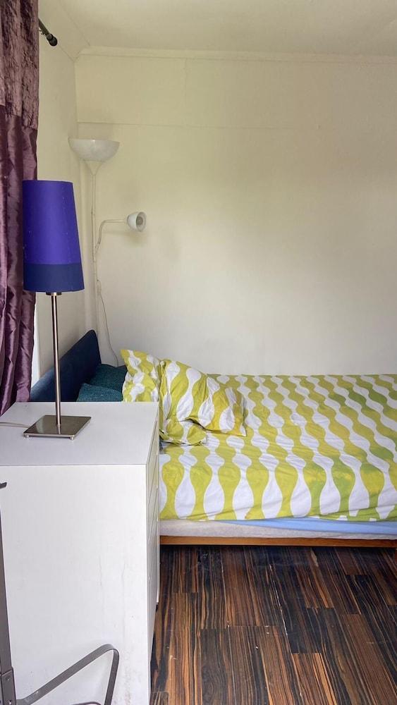 Lovely Studio in Twickenham - Tap to explore photos