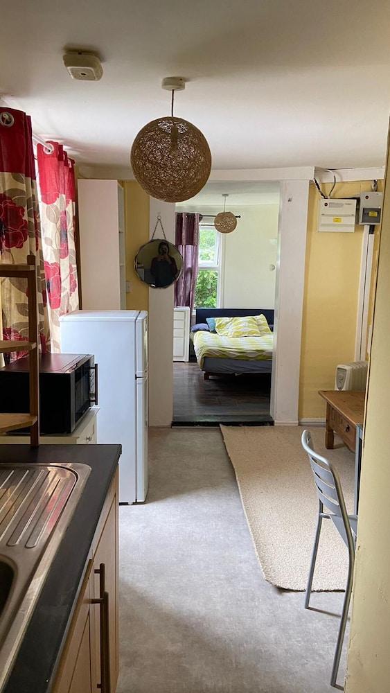Lovely Studio in Twickenham - Tap to explore photos