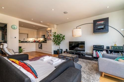 Bright & Spacious Battersea Flat - Tap to explore photos
