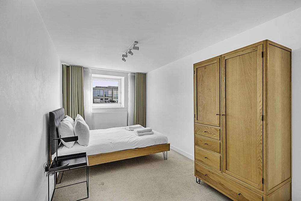 City Relay Radiant Chelsea Flat With City View - Tap to explore photos