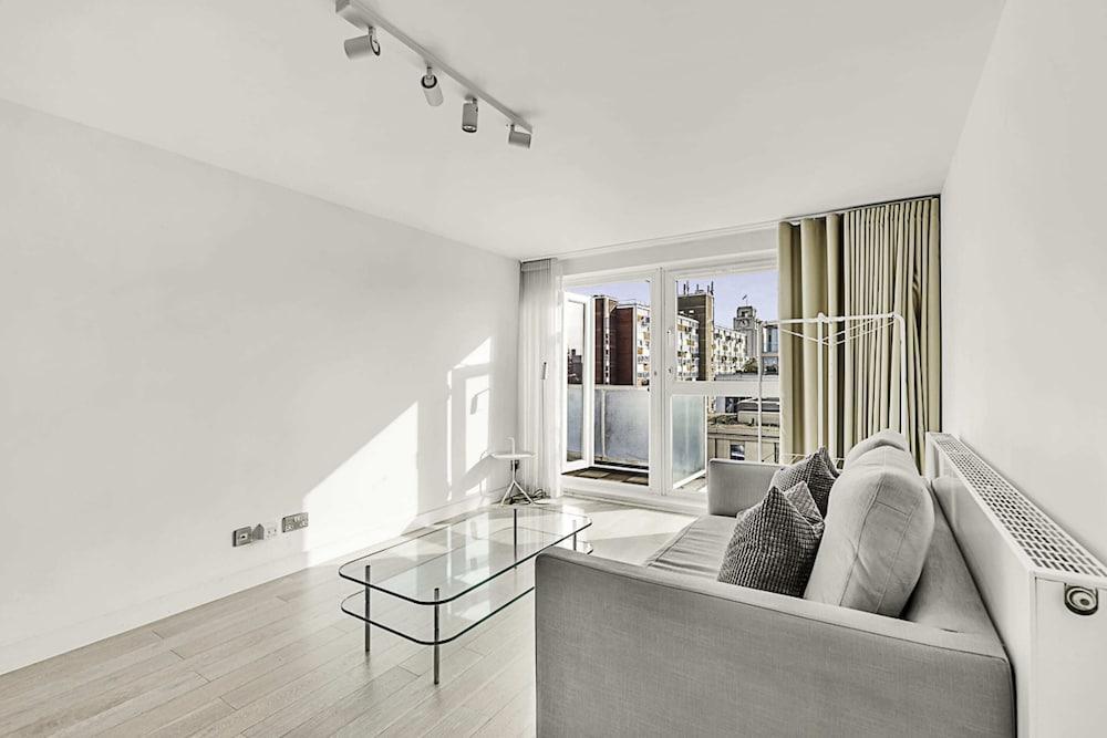 City Relay Radiant Chelsea Flat With City View - Tap to explore photos