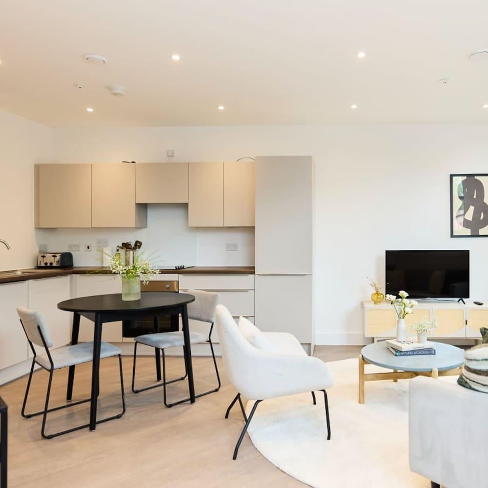 The Mitcham Secret - Amazing 1bdr Flat - Tap to explore photos