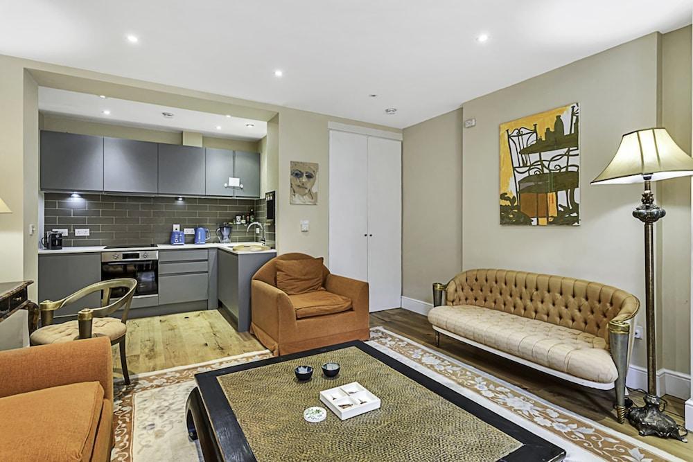 Beautiful Abode in Kensington Olympia - Tap to explore photos