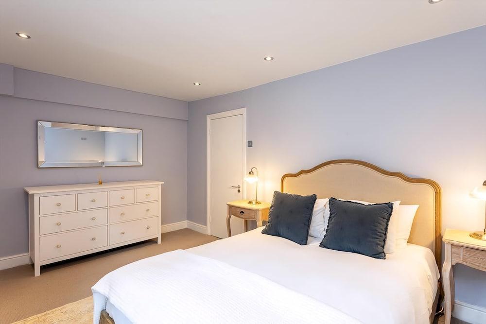 Two Bed Notting Hill Gem - Tap to explore photos