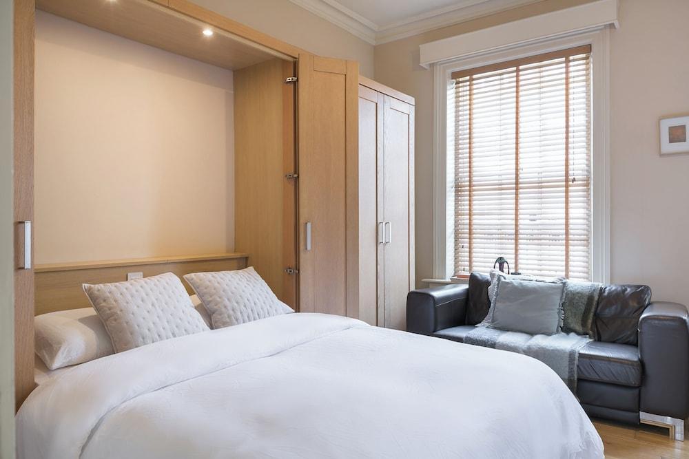 Charming London City Apartment - Tap to explore photos
