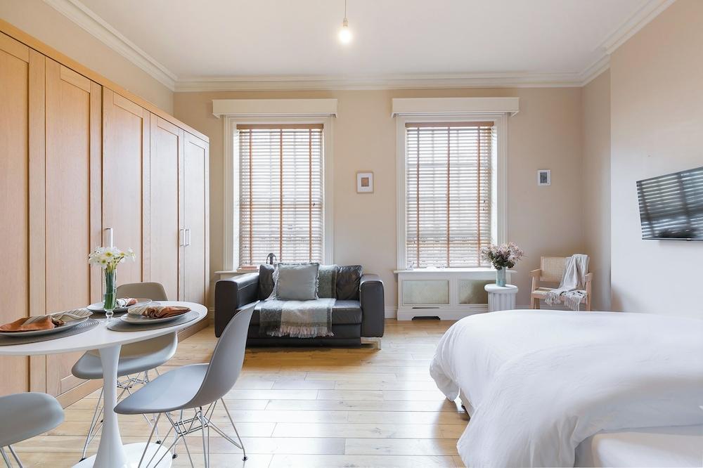 Charming London City Apartment - Tap to explore photos