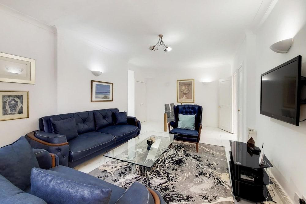Bright Spacious Apartment Opposite Harrods - Tap to explore photos