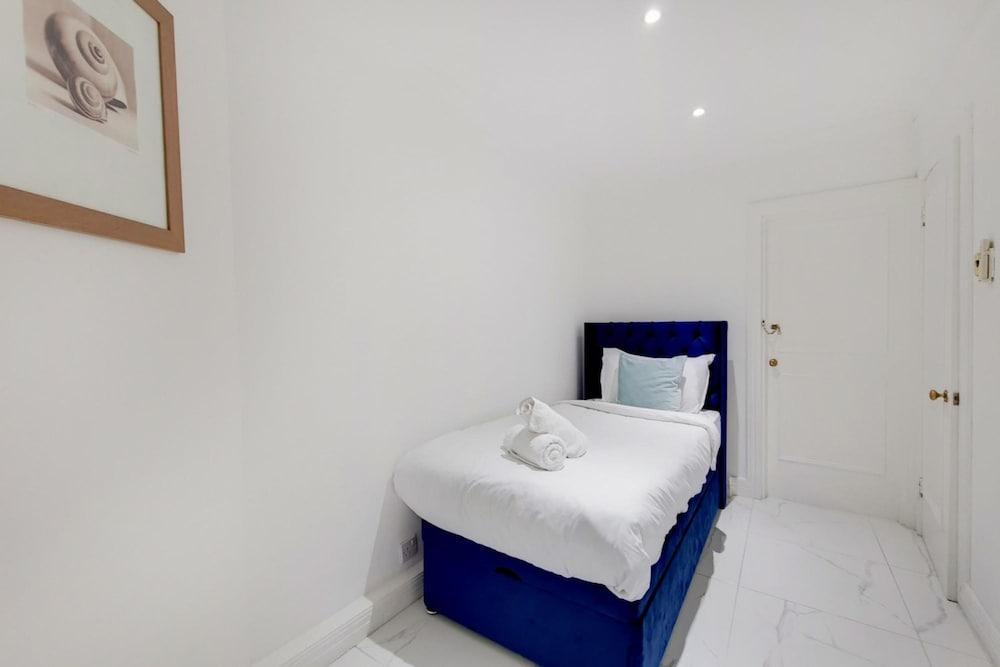 Bright Spacious Apartment Opposite Harrods - Tap to explore photos