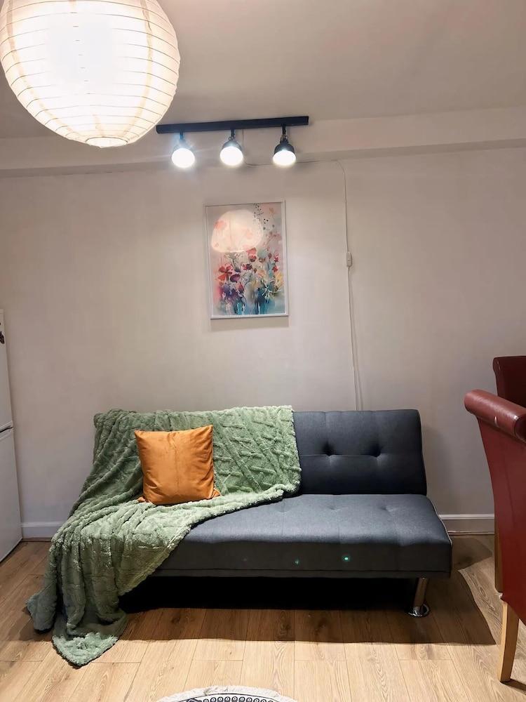 Cozy London Apartment - Central Location - Tap to explore photos