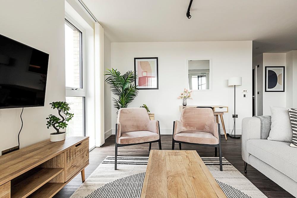Chic and Sleek Sky-high Apartment - Tap to explore photos