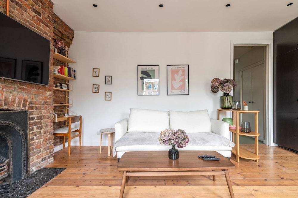 Modern North London Apartment - Tap to explore photos