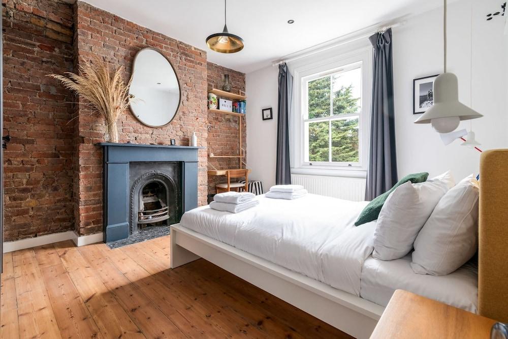 Modern North London Apartment - Tap to explore photos
