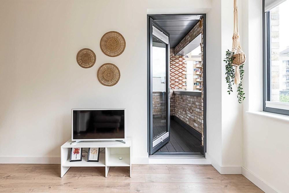 Well-connected, Cosy and Bright Modern Flat - Tap to explore photos