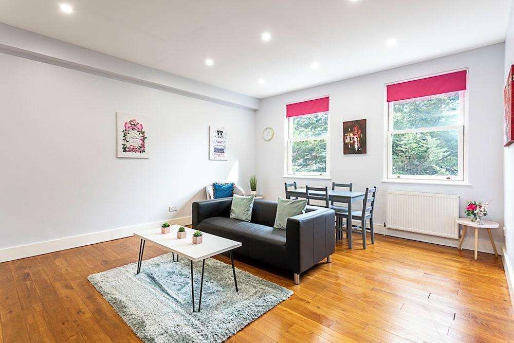 Modern Clapham Apartment - Tap to explore photos