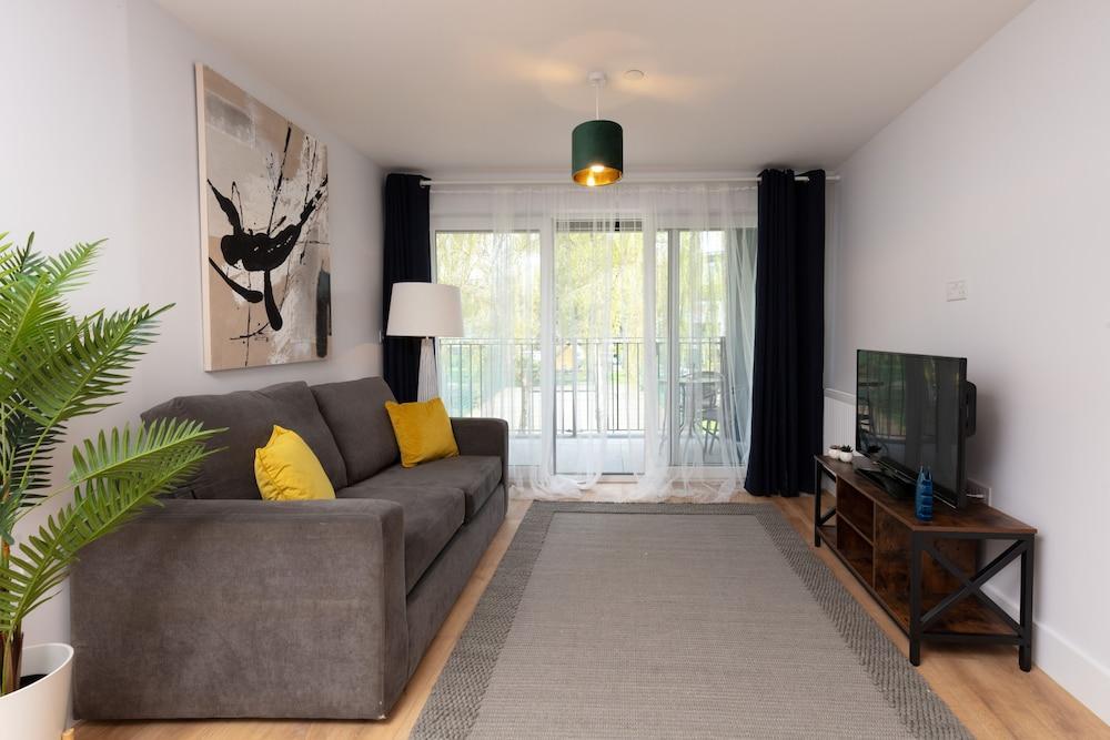 Deluxe South Central Apartment - Tap to explore photos