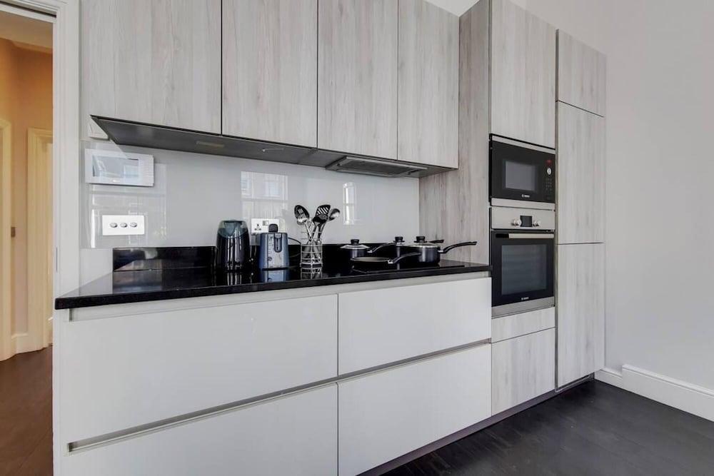 Beautiful One Bedroom Apartment With Balcony AC - Tap to explore photos