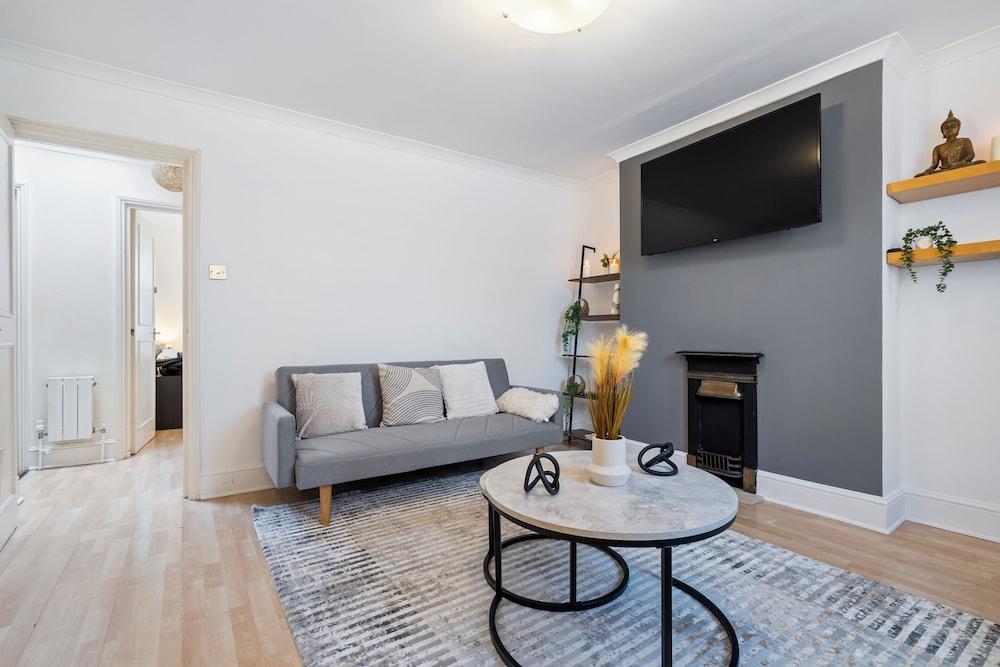 Charming London Apartment With 2 Bedrooms - Tap to explore photos