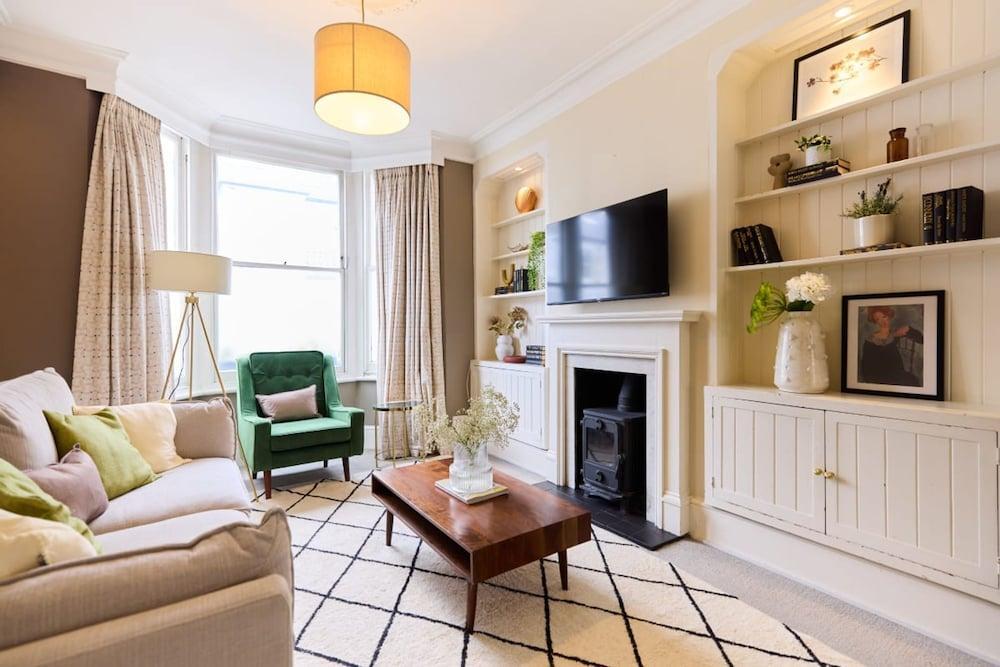 The Fulham Asylum - Modish 2bdr Flat With Patio - Tap to explore photos