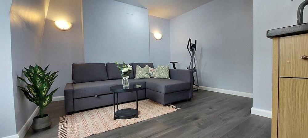 Stylish One Bedroom Flat In Finchley Road - Tap to explore photos