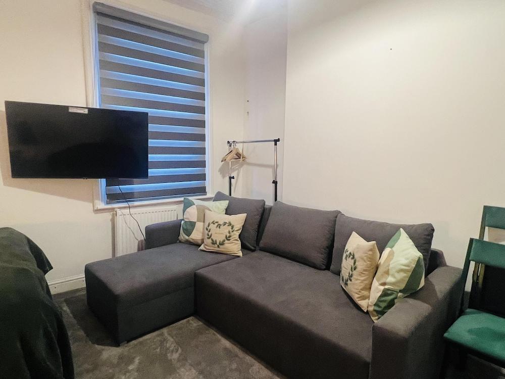Impeccable 1 Bedroom Flat in Central London - Tap to explore photos