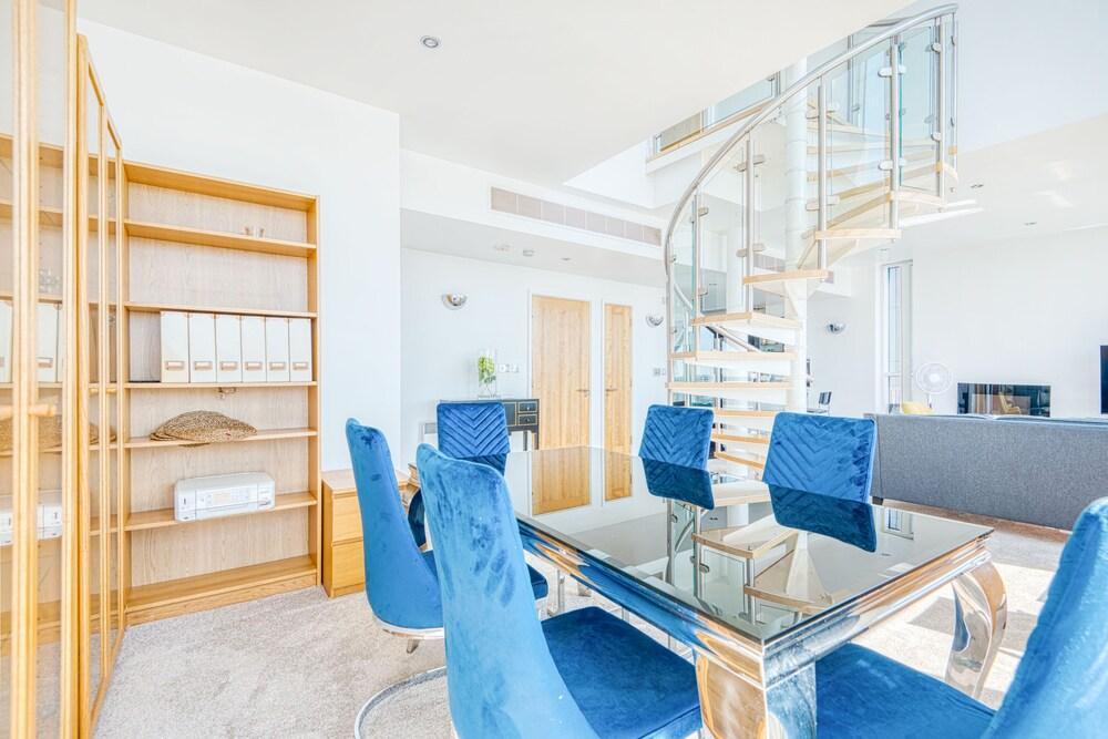 Jibbs Corner Penthouse Apartment - Tap to explore photos