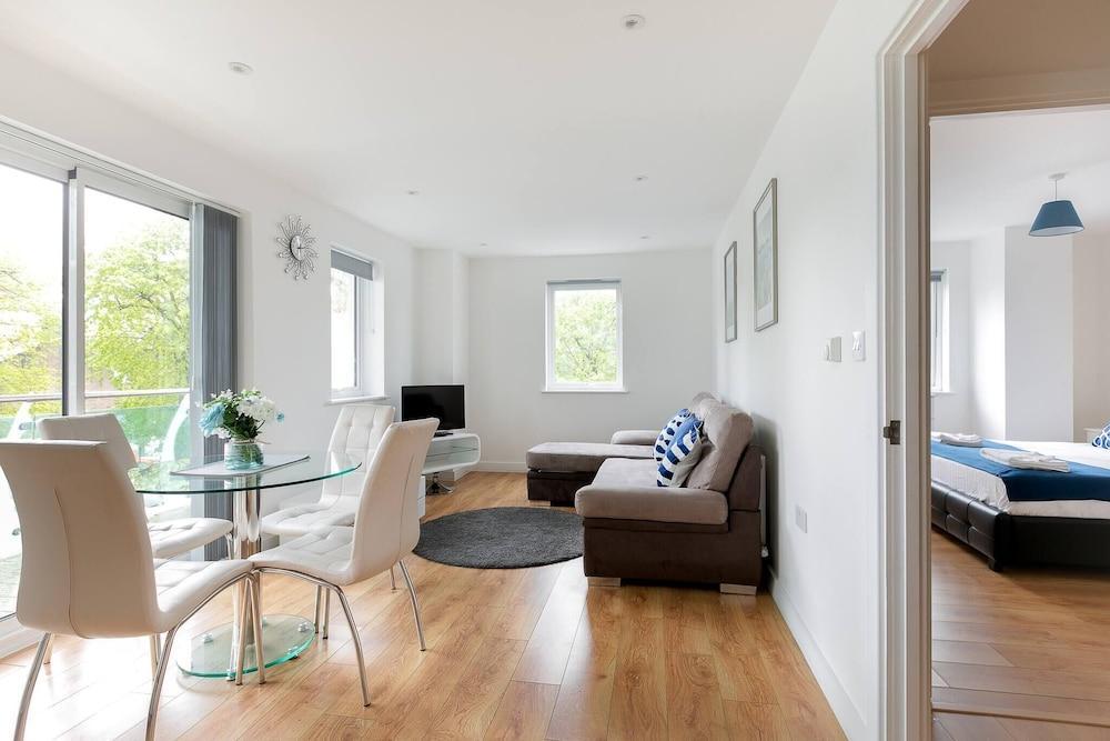 Skyvillion - Tower Point Enfield 1bed Wbalcony - Tap to explore photos