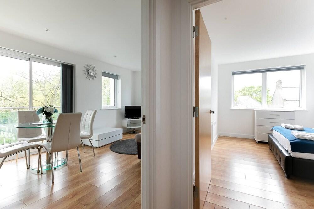 Skyvillion - Tower Point Enfield 1bed Wbalcony - Tap to explore photos