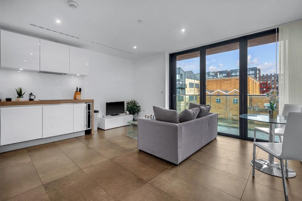 Deluxe 1 Bedroom Apartment in City Road - Tap to explore photos