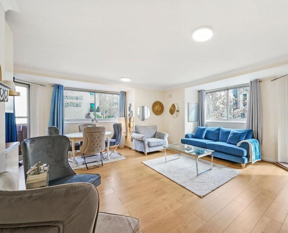 Extensively Roomy Bright 1 Bedroom Apartment - Tap to explore photos