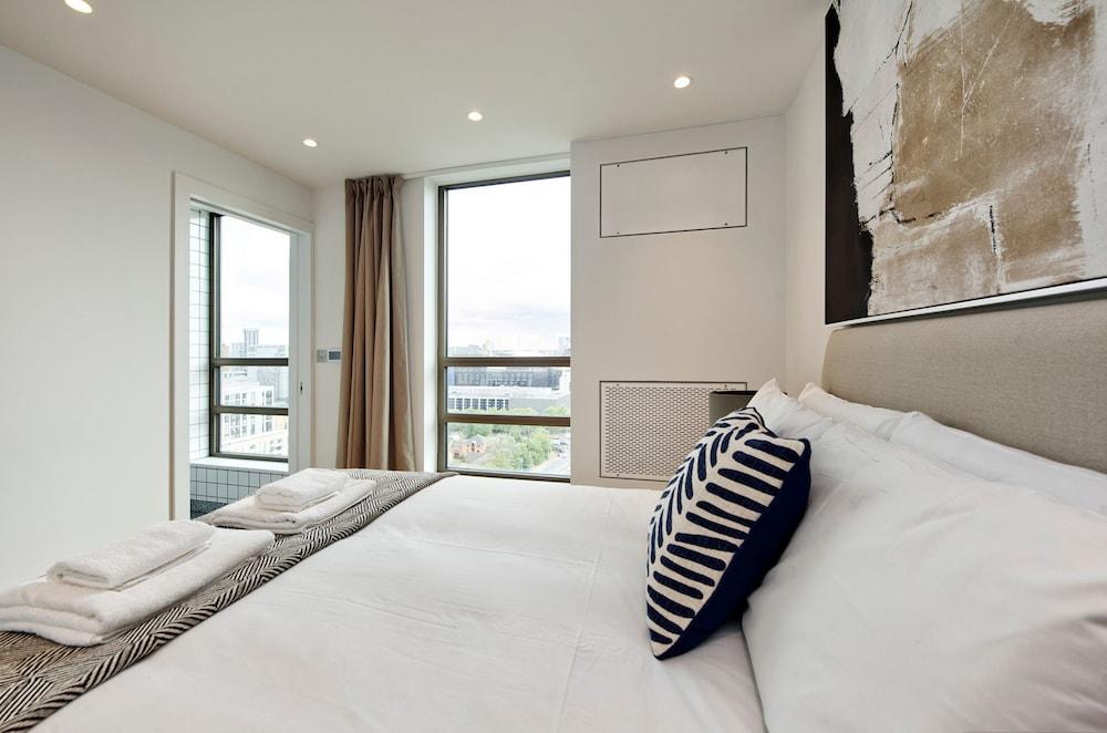 Sensational Two-bedroom Apartment in East London - Tap to explore photos